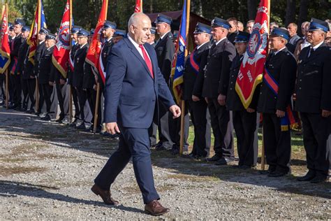 Uroczystość przekazania samochodu dla OSP w Chmielniku z udziałem parlamentarzystów