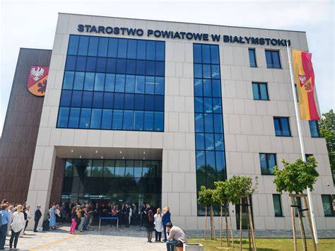 Sylwester Kemprowski z trofeami na tle Starostwa Powiatowego w Białogardzie