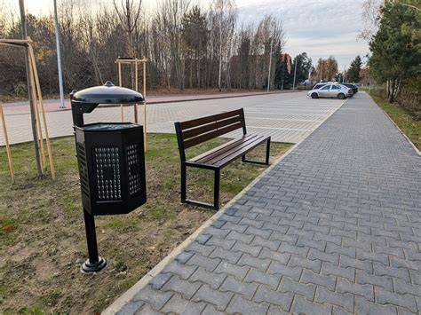 Widok na zadymioną halę sportową w Murowanej Goślinie podczas pożaru