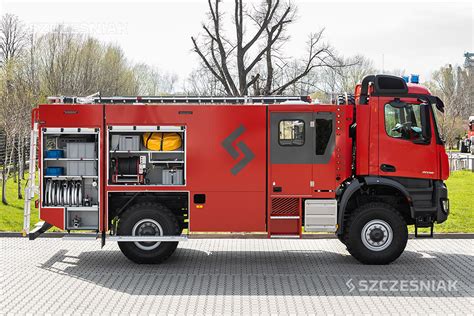 zdjęcie nowego, ciężkiego samochodu ratowniczo-gaśniczego Mercedes Atego przed remizą