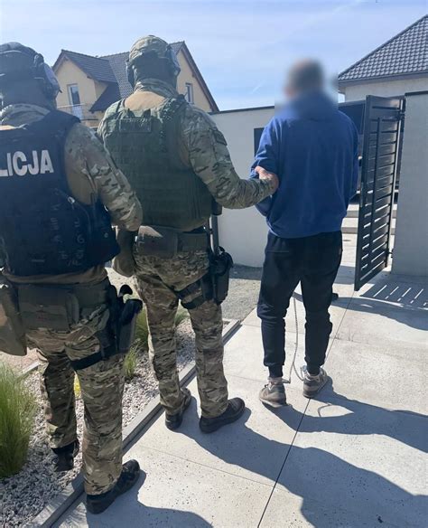 Policjanci zatrzymujący podejrzanych o podpalenie