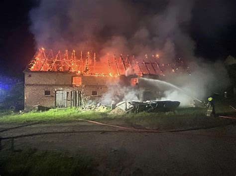 Zgliszcza spalonej stodoły i maszyn stolarskich