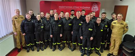 Zdjęcie grupowe członków OSP Przysłop i mieszkańców korzystających z dostępu do internetu w Domu Strażaka
