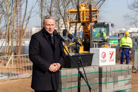 Zdjęcie kamienia węgielnego wmurowywanego pod budowę remizy