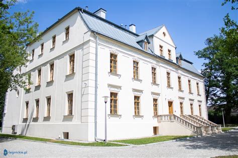 Widok elewacji remizy w Suchej Górnej z polskim napisem