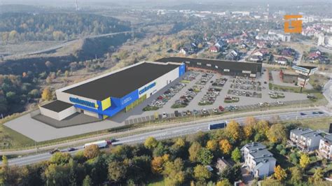 zdjęcie płonącego centrum handlowego Retman w Tczewie nocą