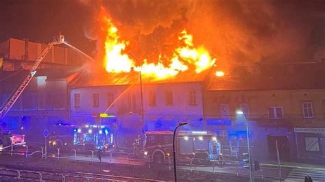 zdjęcie płonącego dachu centrum handlowego Retman z widocznymi płomieniami