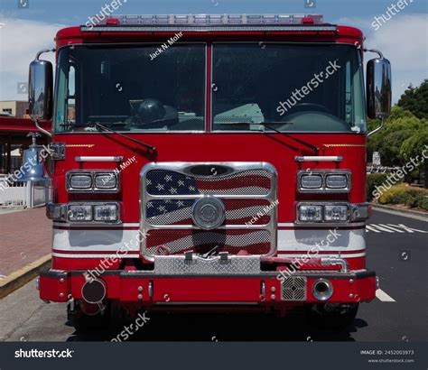Thematic photo of a fire truck in front of a fire station in a rural area, symbolizing OSP's local presence.