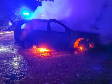 Zdjęcie płonącego samochodu lub spalonego wraku w nocy