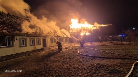 zdjęcie ognia i dymu nad budynkiem Salamandra w nocy