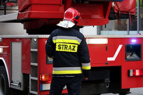Strażacy Ochotniczej Straży Pożarnej podczas szkolenia lub akcji ratowniczej