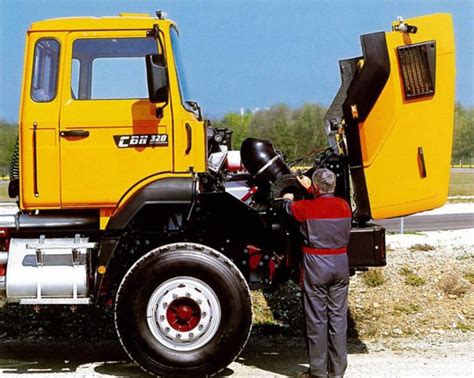 Zdjęcie zabytkowego ciężkiego samochodu ratownictwa drogowego Renault CBH z Grajewa