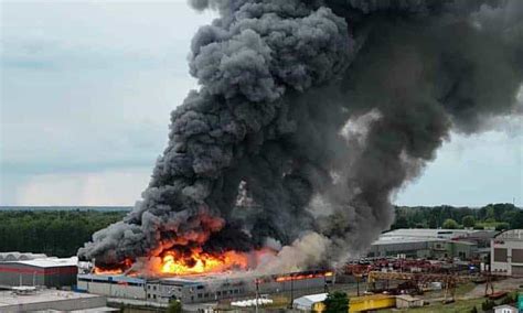 Widok płonącej hali produkcyjno-magazynowej w Mińsku Mazowieckim
