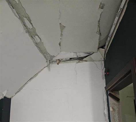 zdjęcie dymiących ruin domu po wybuchu fajerwerków