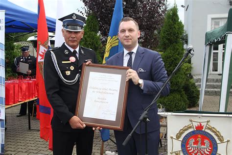 Zdjęcie Kazimierza Wiśniewskiego z kroniką OSP Władysławowo
