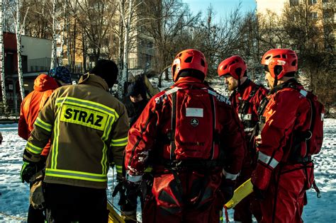 Strażacy ratownicy OSP podczas szkolenia z technik ratowniczych lub pierwszej pomocy