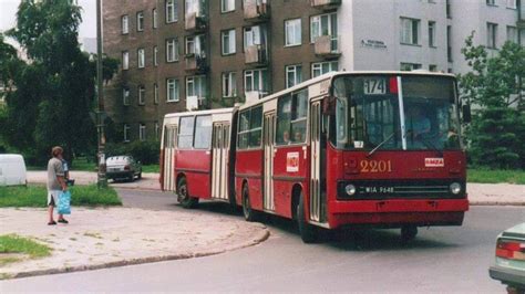 Historyczne zdjęcie ulicy Ząbkowskiej w Warszawie z widocznymi torami tramwajowymi