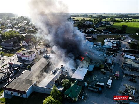 Zdjęcie płonących hal przemysłowych w Sulechowie, widoczny gęsty dym