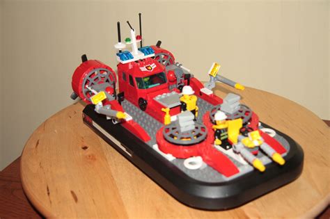 Zestaw LEGO City 7944 Poduszkowiec Strażacki z minifigurkami