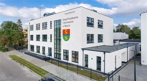 fotografia przedstawiająca typową wiejską remizę strażacką w Polsce lub budynek użyteczności publicznej na wsi