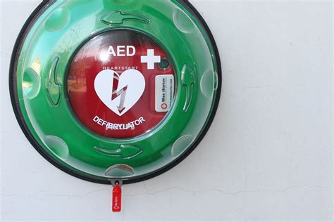 Defibrylator AED w kapsule na ścianie sklepu w Burcu