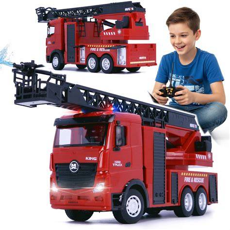 Zdalnie sterowany wóz strażacki Scania z drabiną, rurą do wody i uśmiechniętymi oczami na przedniej szybie.