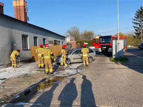 Zdjęcie płonącego samochodu osobowego w Sanoku, interwencja straży pożarnej