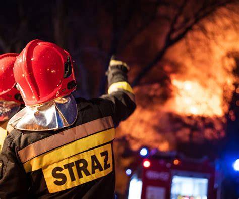 Zdjęcie przedstawiające gęsty, czarny dym unoszący się z pożaru składowiska opon