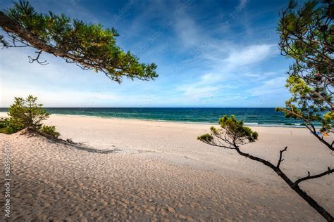 Thematyczne zdjęcie plaży w Dźwirzynie z widokiem na morze