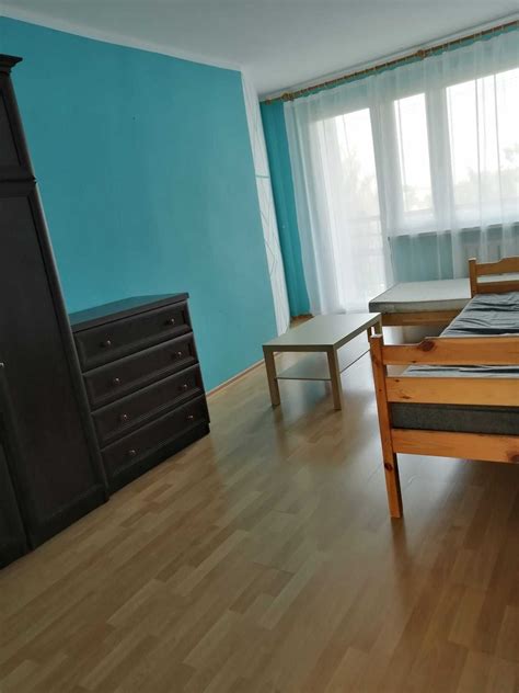 Wnętrze komfortowego pokoju z balkonem w Ośrodku OPOLE