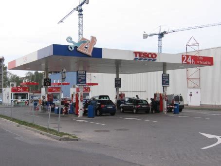 Zrujnowana stacja paliw przy byłym supermarkecie Tesco