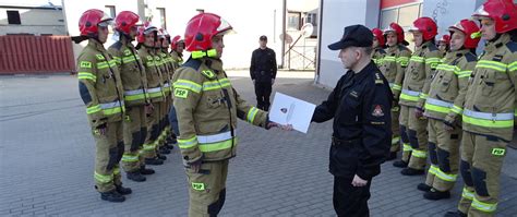 Zdjęcie strażaków solidarnie stojących obok siebie