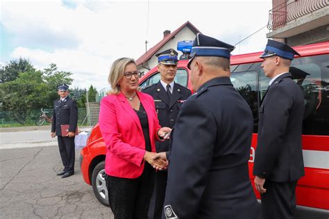 zdjęcie z ceremonii przekazania samochodu strażackiego OSP Biskupice podczas zawodów w Lipicach 2022
