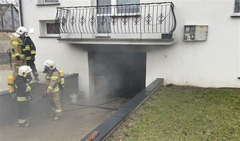 Zdjęcie przedstawiające akcję gaśniczą w budynku mieszkalnym w Trzebieży