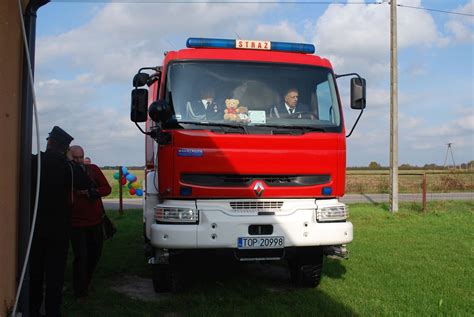 Uroczystość przekazania nowego wozu strażackiego GCBA 8/50 Renault Kerax dla OSP Brzozowa Tarłów z udziałem lokalnych władz i strażaków