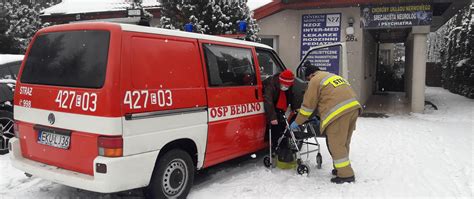 Strażak pomagający dziecku po akcji ratunkowej, symbolizujący wdzięczność i satysfakcję ze służby