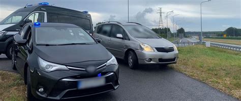 Pojazdy z niebieskimi i pomarańczowymi światłami sygnalizacyjnymi