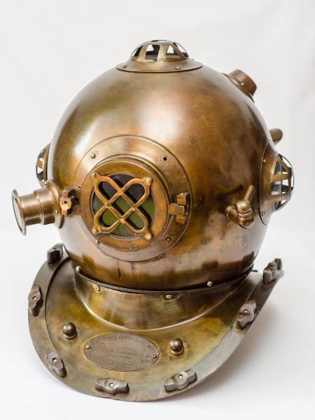 zdjęcie Romana Berendta w klasycznym stroju nurka z hełmem