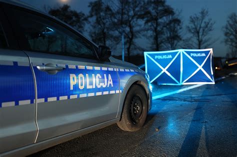 Zgliszcza spalonego samochodu osobowego w nocy