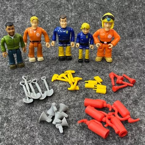High-quality product photo of the Strażak Sam and Charlie action figures with all included accessories