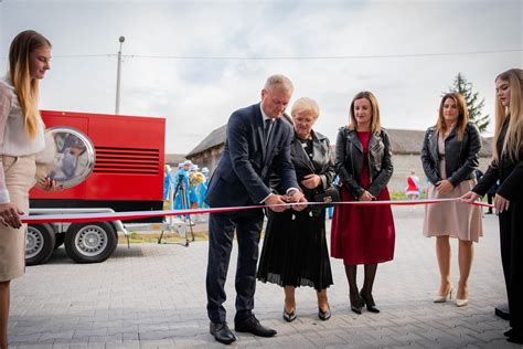 zdjęcie z ceremonii przecięcia wstęgi