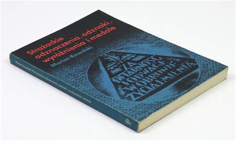 Grafika przedstawiająca insygnia strażackie lub odznaczenia wojskowe/państwowe