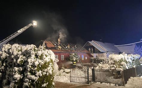 zdjęcie płonącego drewnianego domu