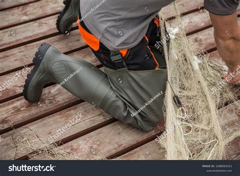 Zbliżenie na teksturę materiału Plavitex Heavy Duty oraz wzmocnienia na kolanach woderów Premium.