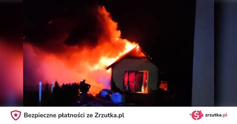 Zgliszcza spalonego garażu, widoczne ślady intensywnego pożaru