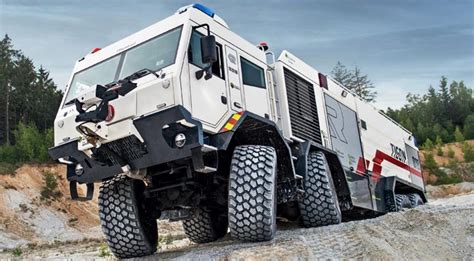 Tatra Tigon w akcji, z potężnym działkiem wodnym