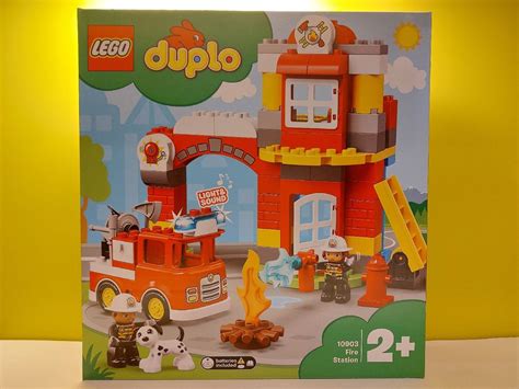 Model złożonej remizy strażackiej LEGO Duplo 10903