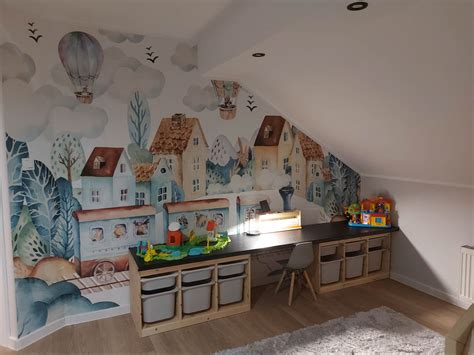 Zdjęcie przedstawiające przykładowe akcesoria do pokoju dziecięcego o tematyce strażackiej, takie jak pojemniki na zabawki czy półki.