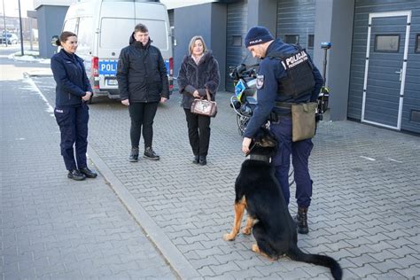 Zdjęcie policjanta-strażaka w podwójnym mundurze lub w akcji