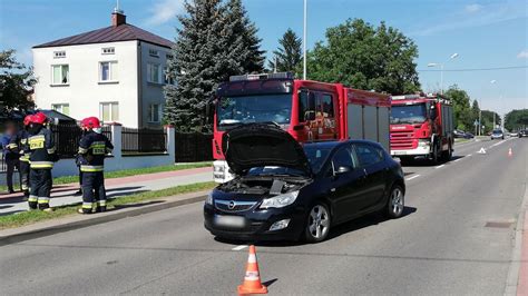 Kolizja ciężarówki TIR z wozem strażackim na autostradzie, widok z kamery monitoringu